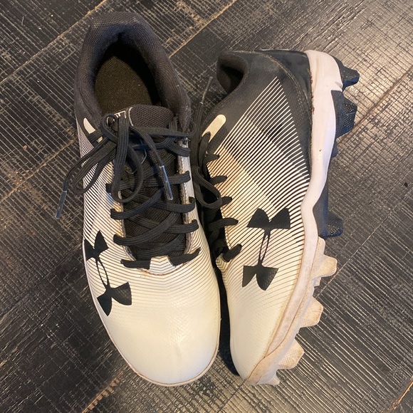 Kids tee ball set - Under Armor Cleats size 3.5 and Wilson Tee Ball Mitt - Used - Picture 2 of 8